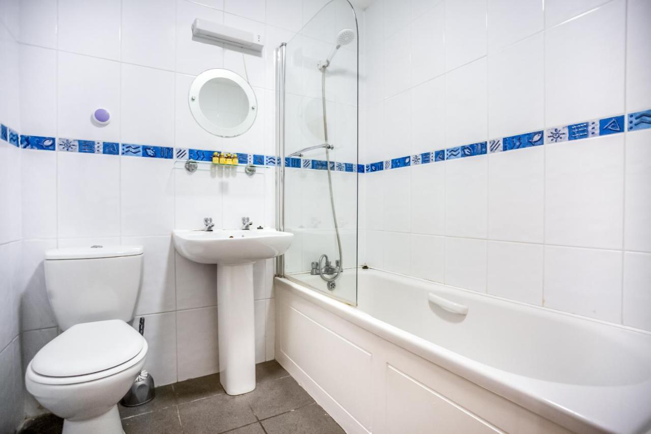Oyo Timothy'S Otel Tenby Dış mekan fotoğraf