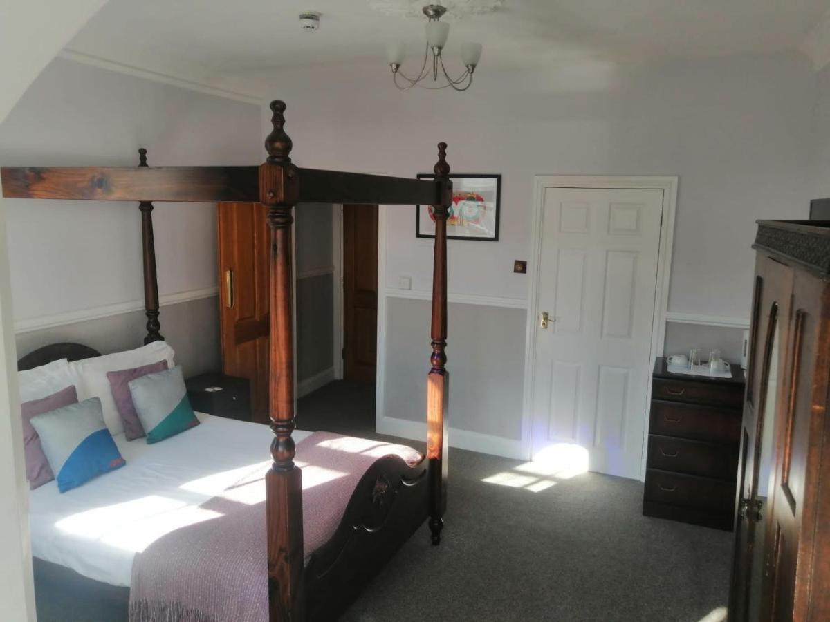 Oyo Timothy'S Otel Tenby Dış mekan fotoğraf