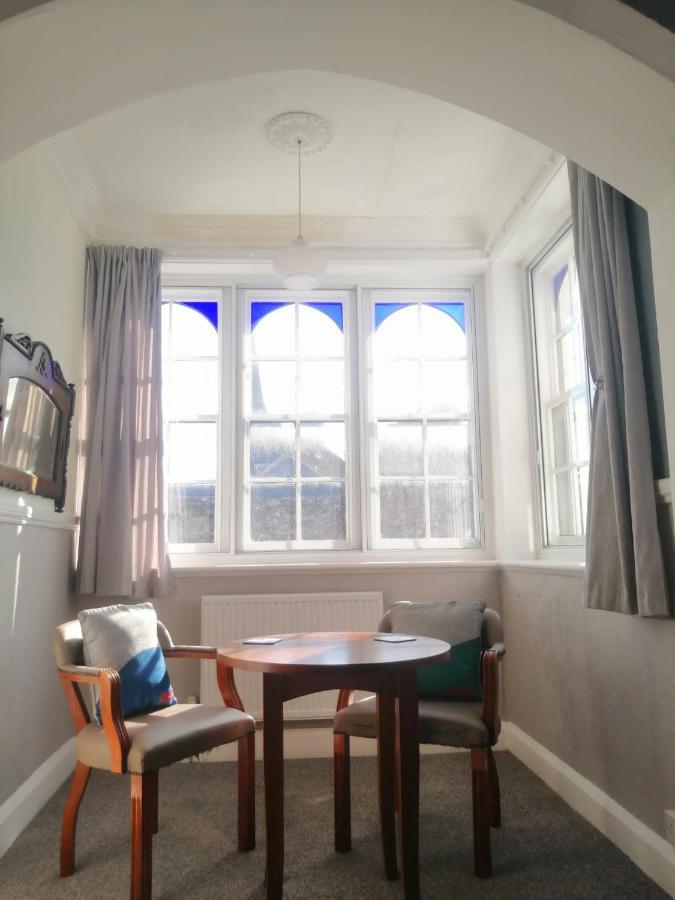 Oyo Timothy'S Otel Tenby Dış mekan fotoğraf