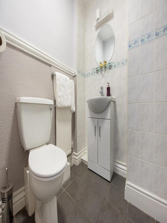 Oyo Timothy'S Otel Tenby Dış mekan fotoğraf