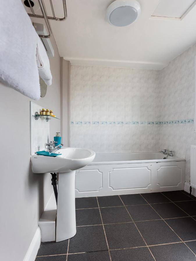 Oyo Timothy'S Otel Tenby Dış mekan fotoğraf