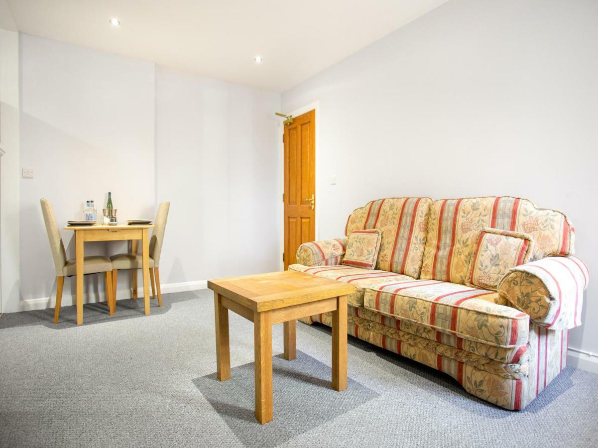 Oyo Timothy'S Otel Tenby Dış mekan fotoğraf